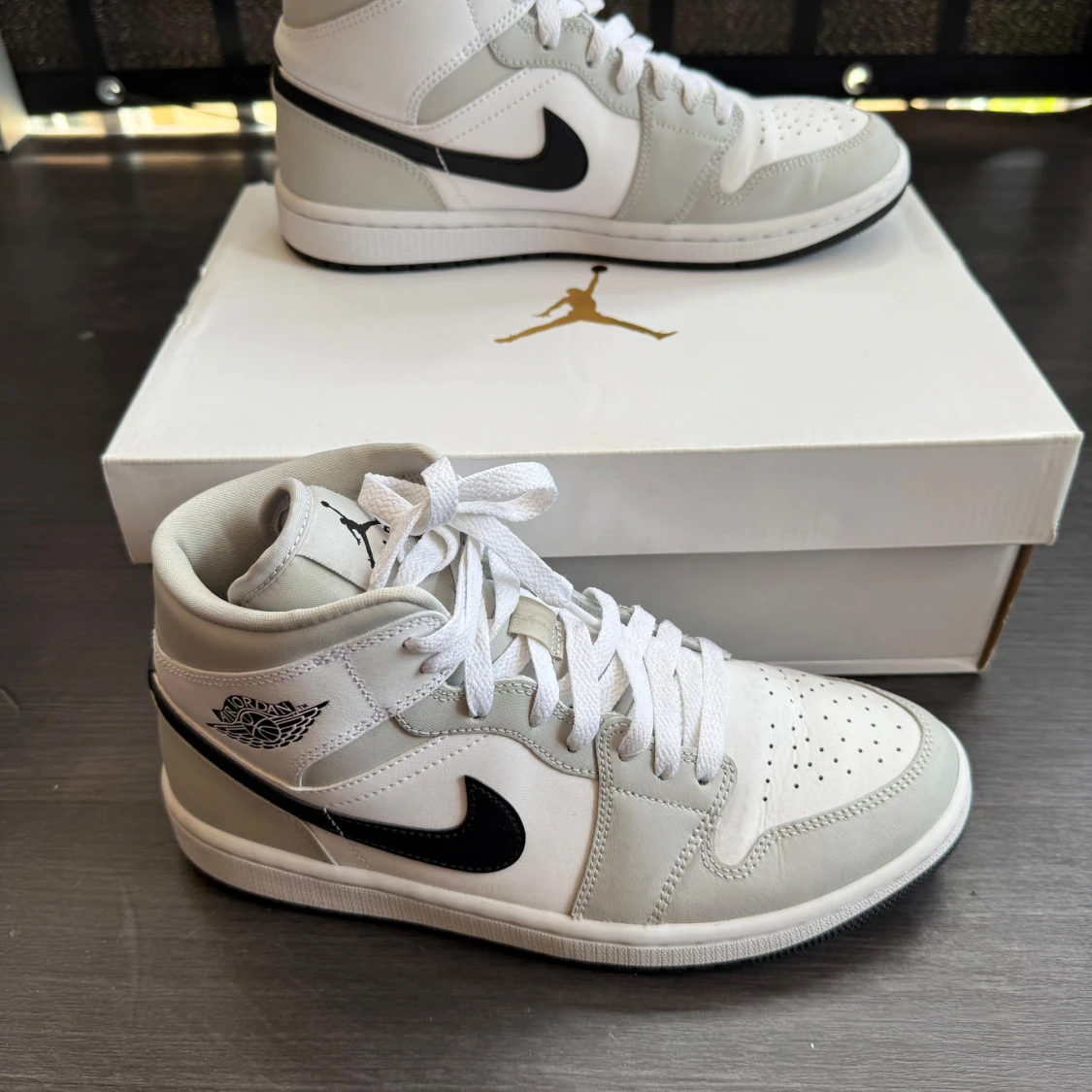 Nike Air Jordan 1 Mid i vitt och grått - 2