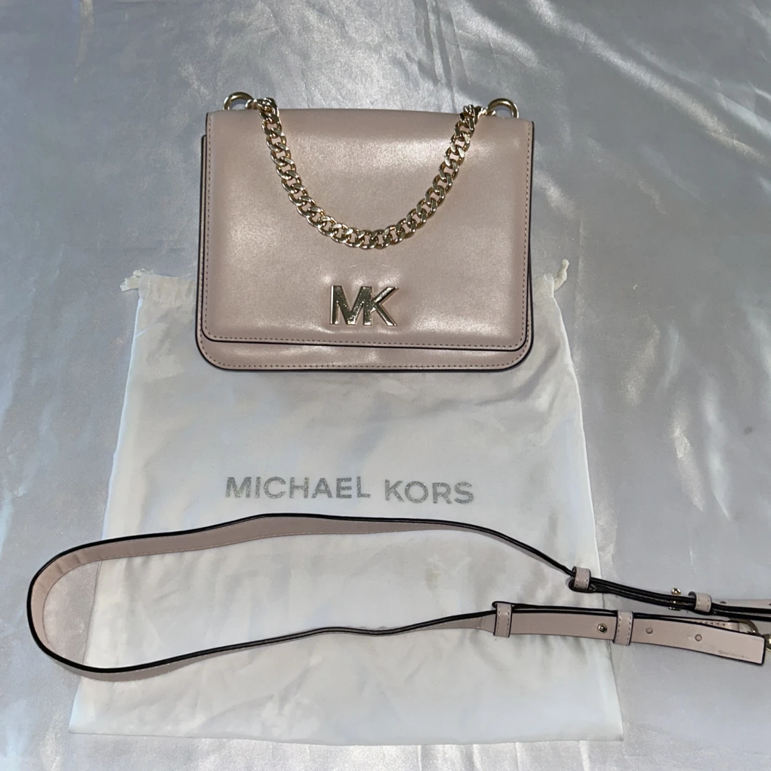 Ljusbeige axelväska från Michael Kors. Äkta