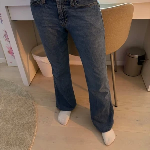   Jeans bootcut - Säljer ett par klassiska blå jeans med bootcut passform. Jeansen har fyra fickor och tydliga kontrastsömmar. Bra skick.❤️ storlek xs/s