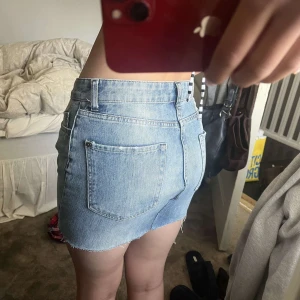 Blå jeanskjol  - Säljer en skitsnygg jeanskjol köpt second hand😍😍 står ingen strl men fattar mig som har S/36 i jeans