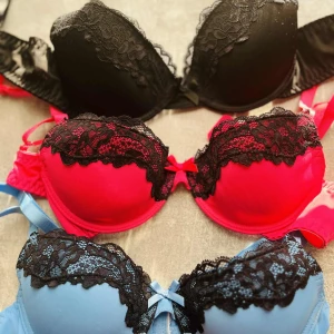 3-pack bh med spetsdetaljer - Säljer ett set med tre bh:ar i färgerna svart, rosa och ljusblå. Alla har fina spetsdetaljer upptill och rosett framtill. Perfekt för dig som vill ha både färg och klassiska toner i garderoben.