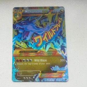 M Charizard EX - Coolt och glittrande Pokémonkort med M Charizard EX! Perfekt för samlare och fans av Pokémon. Kortet har en färgstark design och är en favorit bland unga spelare. Ett måste för dig som vill ta din samling till nästa nivå!