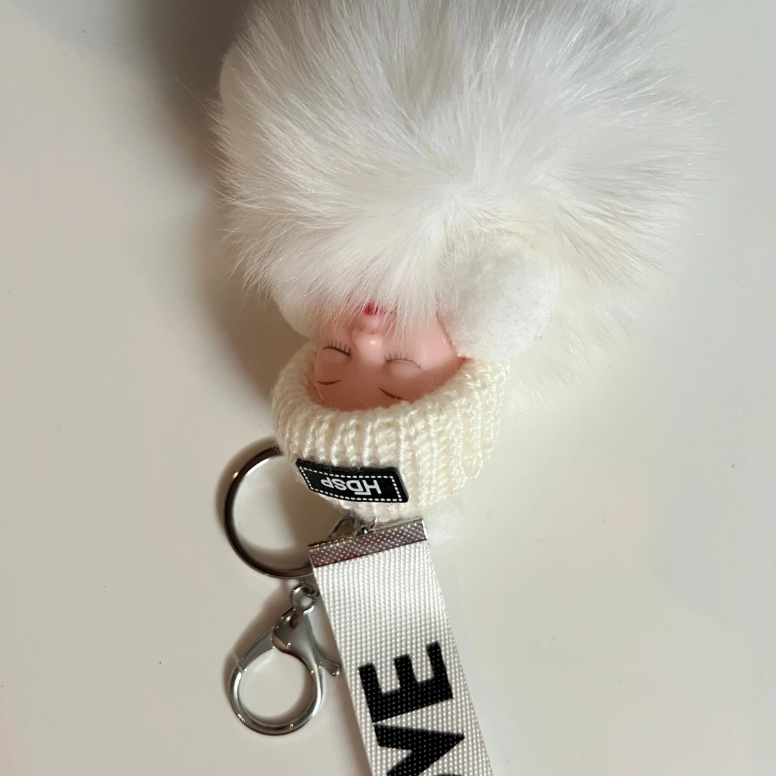 Vit fluffig nyckelring med docka - 1