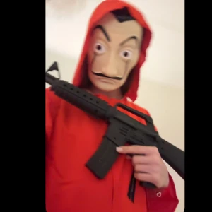 La casa de papel dräkt - Säljer en la casa de papel dräkt, köpt på partaj för 567 kr (med vapen, mask, dräkt) sammanlagt, säljer för 300 kr! Använd 1 gång! ❤️funkar till både tjej och kille