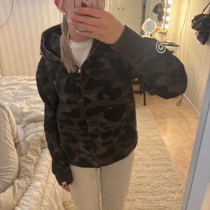 Bape hoodie - Tröjan är använd en gång och är i nytt skick, skriv privat för fler bilder eller frågor, storlek S🩷