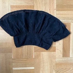 Glittrig svart kjol - Svart kjol med glitter från Gina Young 