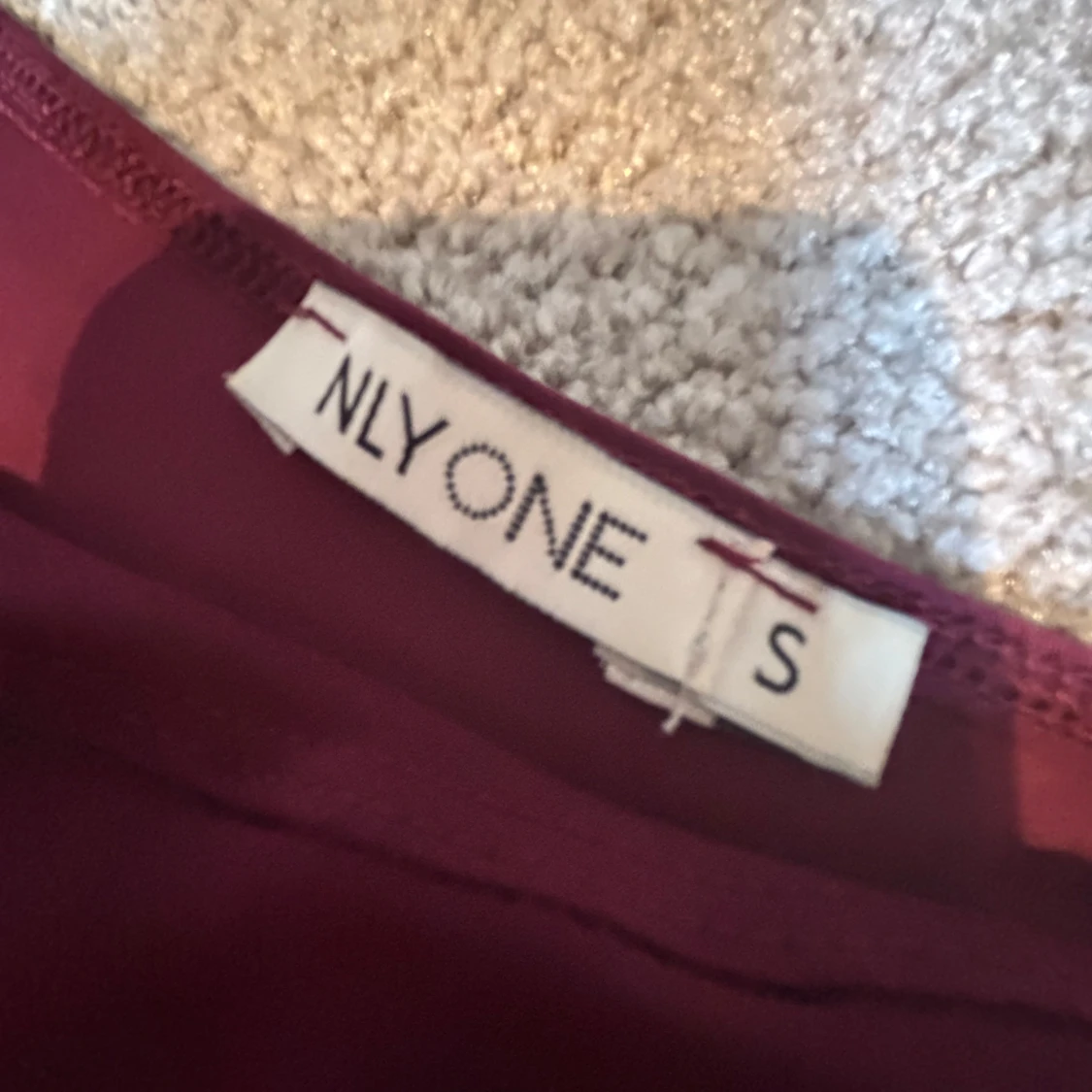 Vinröd oneshoulderklänning NLY One - 1