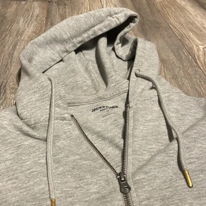Jack & Jones Zip Hoodid  - Jack & Jones zip - Pris: 200kr - storlek: M - Bra skick utan defekter använd fåtal gånger 8/10 - Hör av er vid funderingar!