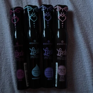 1st/40kr har aldrig andvänds - Fyra olika Essence Lash Princess mascaror i svarta tuber med färgglada detaljer. Inkluderar curl & volume, false lash effect (vattenfast), sculpted volume och false lash effect i black brown. Snygga förpackningar med pastellfärgade dekorationer på locket.