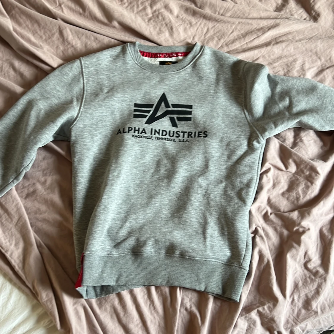 Grå sweatshirt från Alpha Industries