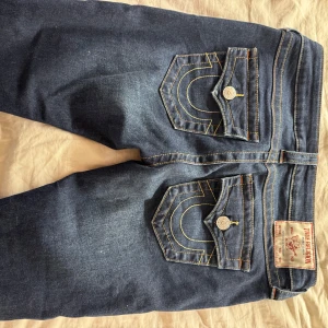 True Religion Flared Jeans - Säljer ett par jättefina True Religion jeans i modellen Joey Low Rise Flare, i storlek 27. De är sparsamt använda och har inga skador. Säljer då de inte passar mig i storleken.