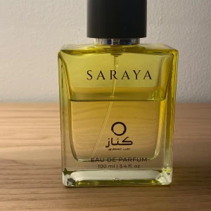 Saraya Eau de Parfum 100 ml - En manlig doft med en komplex och lyxig sammansättning:     •    Toppnot:citrusfrukter  Denna parfym kombinerar fräsch citrus med en lite söt exotisk lukt vilket ger en sofistikerad och mystisk doft. Denna parfym håller 7-8 timmar. Ca 60ml kvar i flaskan.