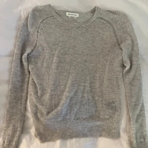Ljusgrå stickad tröja från Isabel Marant Étoile - Säljer en ljusgrå stickad tröja från Isabel Marant Étoile i så bra skick! Så snygga detaljer på tröjan och är gjord i alpacka. Står ingen storlek men skulle säga xs!