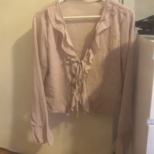 Fin sommarblus  - En ljusrosa blus, använd 1 gång och är i stilrent skick. Storlek xs/s 