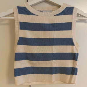 Randig ärmlös topp från Zara - Säljer ett croppat linne från zara med ljusblå och vita ränder!!