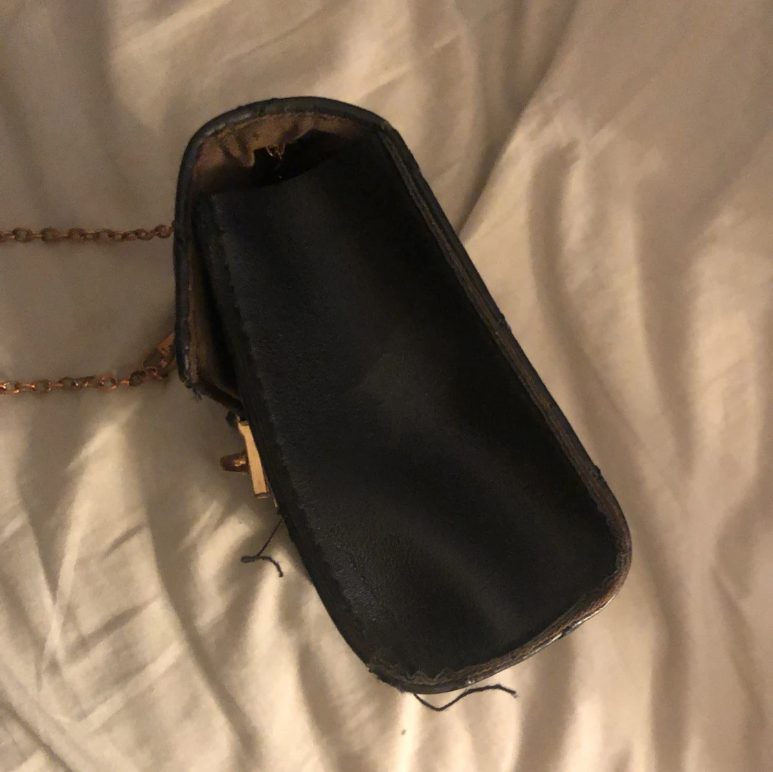 Svart quiltad axelväska med guldkedja - 3