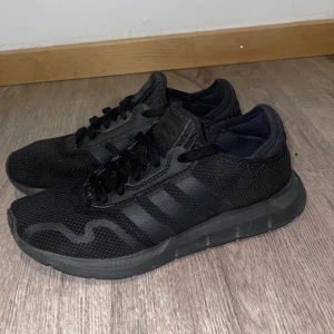 Adidas skor/svarta - Hel svarta adidas skor. Dem är använda men inga stora skador. Storlek (37 1/3). Innermått 22 Cm