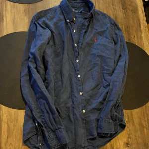Ralph Lauren Skjorta - Snygg mörkblå skjorta från Ralph Lauren. Inga defekter, mycket bra skick. Bara att höra av sig vid funderingar🙌