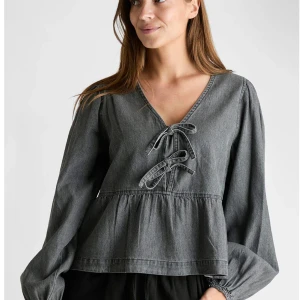 Blus från neo noir - grå ”jeans” blus från neo noir