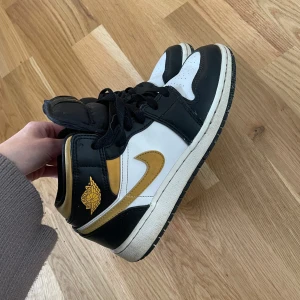 Jordan 1 - Storlek 36, i använt skick. Kan postas eller mötas upp beroende på vart.🩷🎀 självklart äkta!