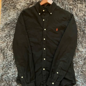 Svart skjorta från Ralph Lauren - Svart Ralph Lauren skjorta, perfekt inför sommaren☀️ Storlek: Small, slimfit. Svarar gärna på frågor eller skickar fler bilder👍