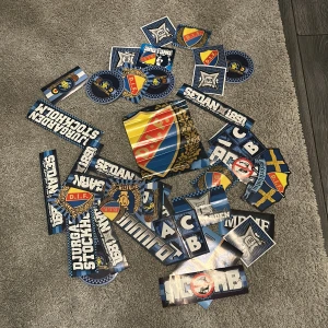 Djurgården Stockholm - Klistermärkesbok - Samling av klistermärken med Djurgårdens IF-tema, perfekt för fans av fotboll och supporter-kultur. Färgglada motiv med klubbens logga, årtal och slogans. Kul för unga supportrar att dekorera sina saker med.