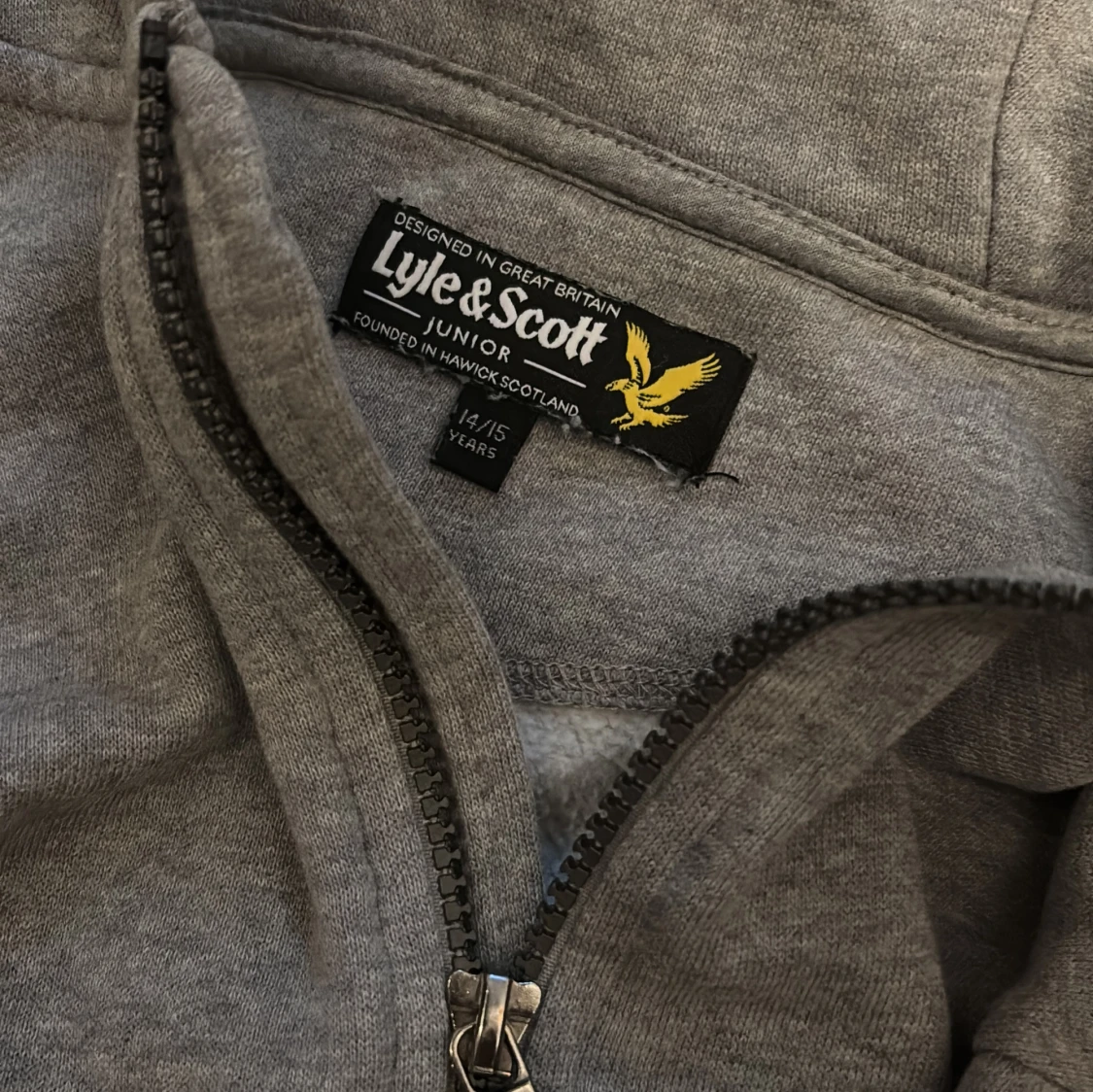 Grå hoodie från Lyle & Scott - 2