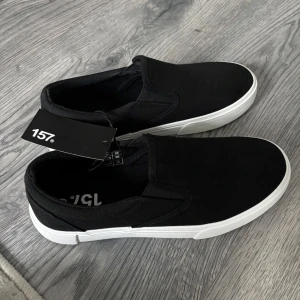 Lager 157 slip on sneakers - Supersnygga sneakers från lager 157, storlek 39 helt nya med prislapp