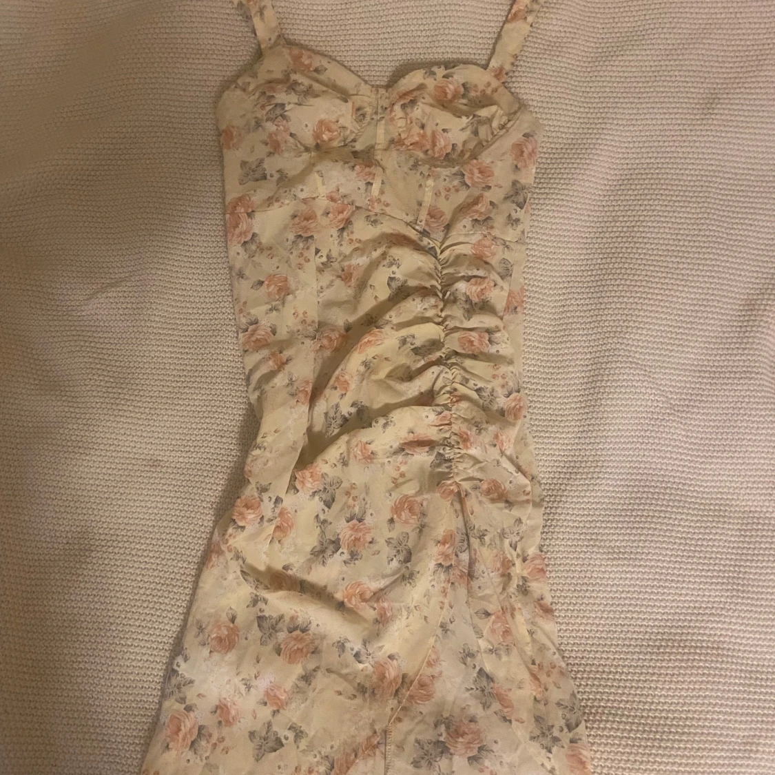 Blommig ljus kortklänning med rynk