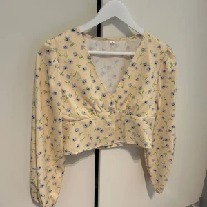 Gul blommig blus - Storlek S. Aldrig använd.