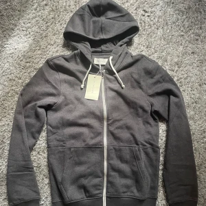 Pier One Full Zip  - Grå/Svart Pier One Full Zip i storlek XS kan också passa S. Helt ny och är endast testad. Skriv för mer bilder och information, priset går såklart att diskutera 👍