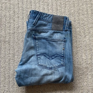 Replay jeans - Replay jeans i storlek w28, de är ganska slitna men finns fof något kvar att ge därför priset, du kan säkert köpa de o sen resella för mer!!!, lägg bud eller köp direkt!!