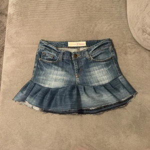Jeanskjol med volanger  - Lågmidjade jeans som jag sytt om till en kjol. Midjemått - 37 cm | längd fram - 33 cm | längd bak 36 cm