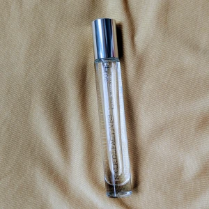 N.C.P. Olfactives 301 Jasmine & Sandalwood edp - Olfactive Facet 301 Jasmine & Sandalwood 10 ml. Obs: ej helt full flaska! Se bilder.  Toppnot: Jasmin Hjärtnot: Vita blommor Basnot: Sandelträ