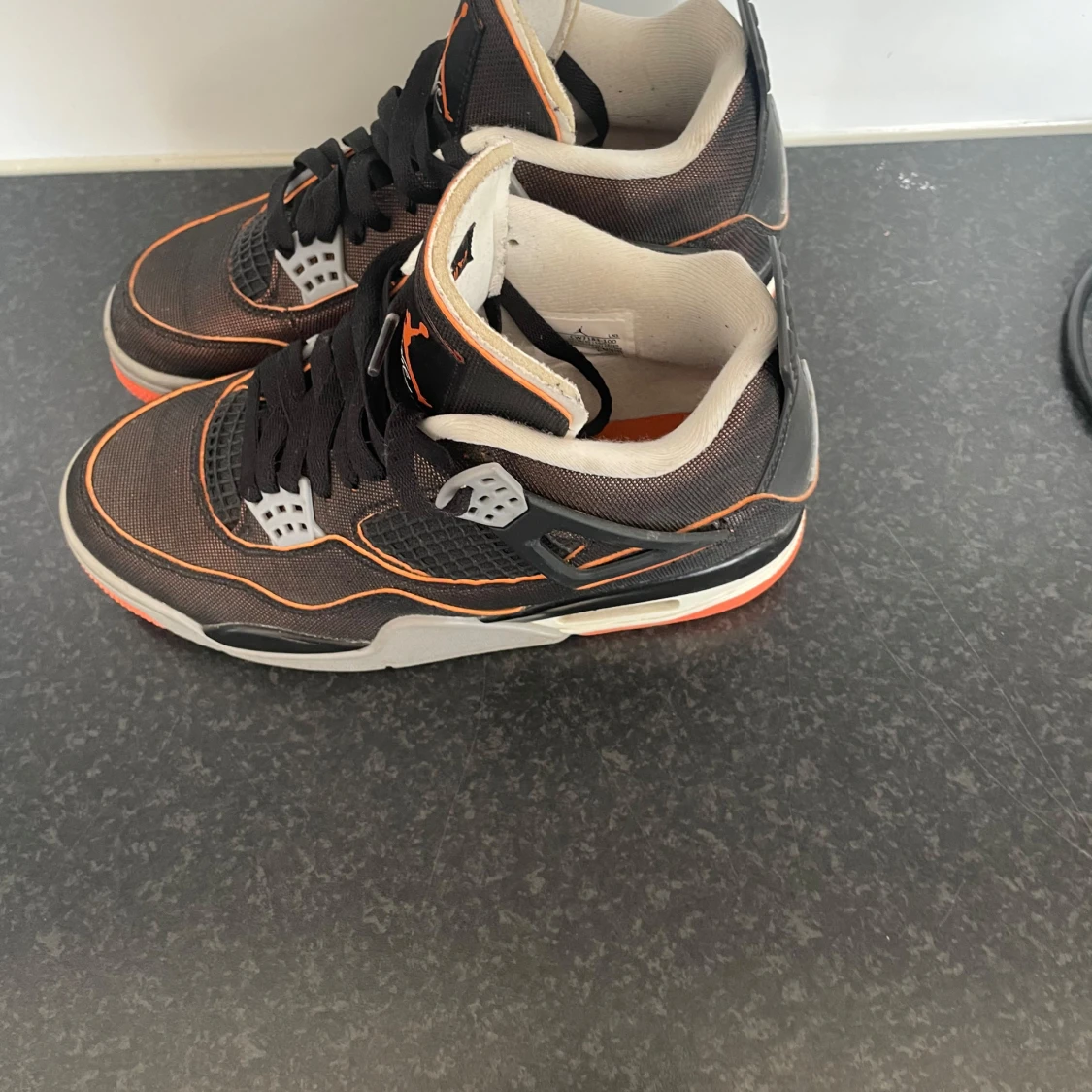 Svarta Nike Air Jordans med orange detaljer - 3