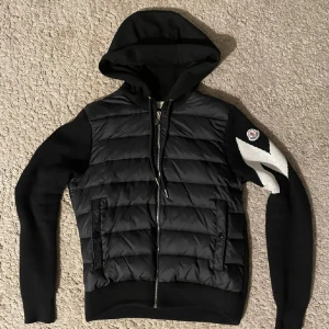 Moncler cardigan  - Säljer min cardigan i perfekt skick, storlek L men den passar S eller en M, den har nfc Scan. hör av er för mig info 