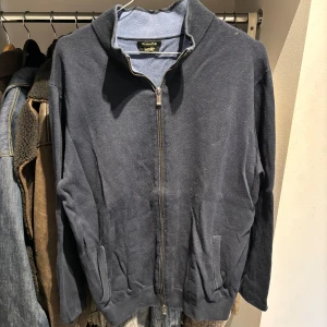 Massimo dutti kofta - Tröja med dragkedja från Massimo dutti. Växt ur den därav den säljs. Storlek M