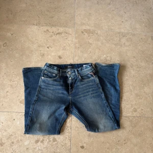 Blå jeansbyxor från Replay - Säljer ett par klassiska blå jeans från Replay Thad modellen. Byxorna har normal passform och raka ben. Ikonisk Replay-lapp baktill i midjan och tydliga sömmar vid fickorna. Perfekta för en avslappnad stil. Passar dig som är 150-157 Köpta från jeansbolaget för 899kr mitt pris är 449kr men priset går alltid att diskutera om vid snabb affär 