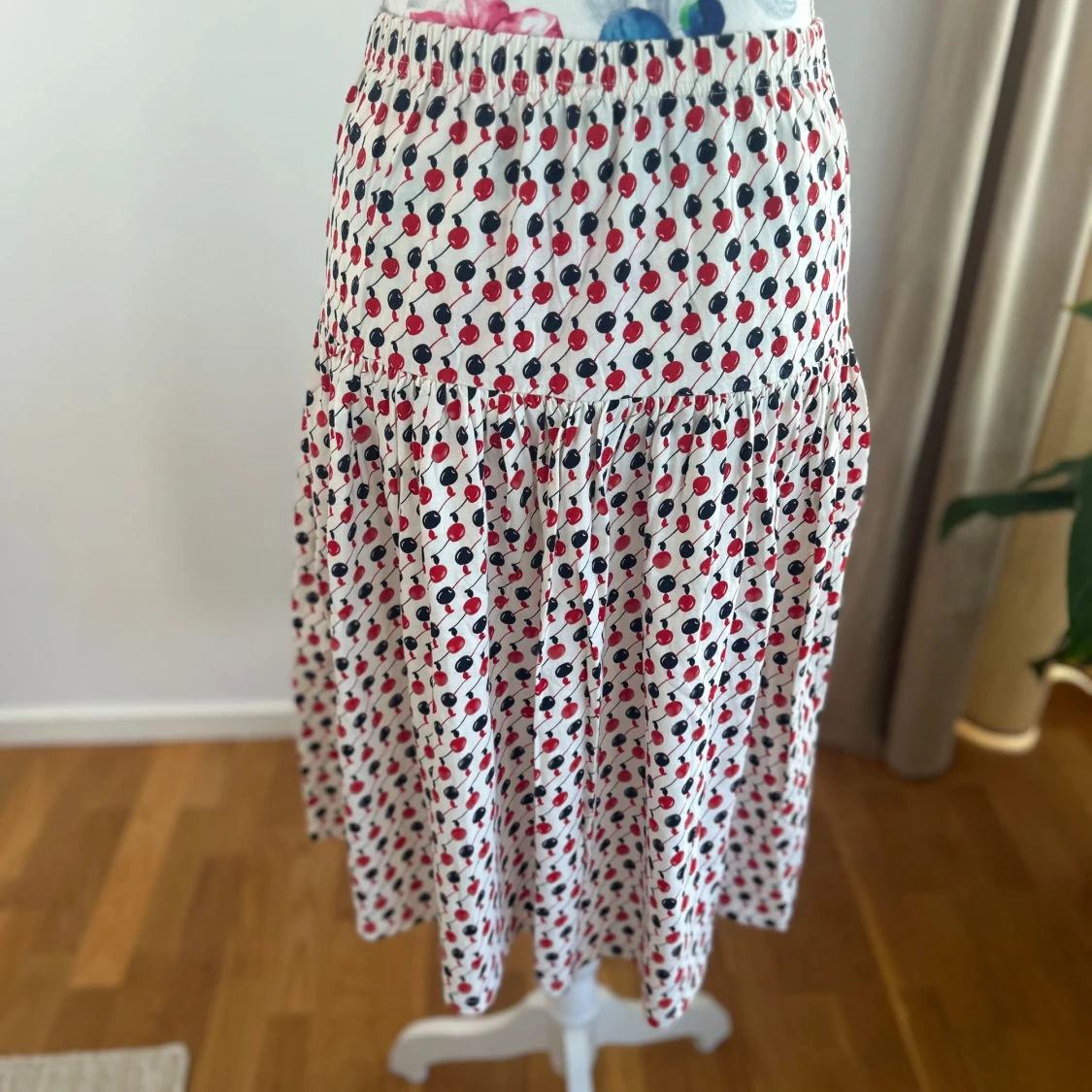 Vit kjol med körsbärsmönster från People Tree - 1