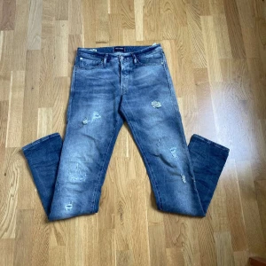 Jack and Jones  - Säljer ett par riktigt feta jeans från Jack and Jones med slitningar. Skriv om du har några frågor eller funderingar!!!