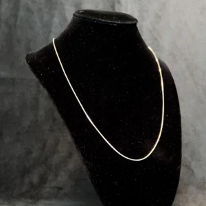 Venezia Halsband Äkta 925 Silver - Klassisk och stilrent halsband i äkta 925 silver, 50cm lång och 1mm bred, väger ca 3g! Stämplad och klar.