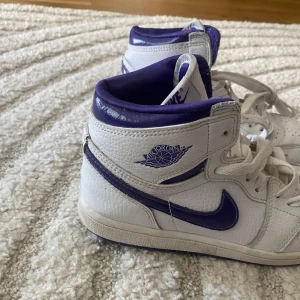 Lila Nike jordans  - Storlek 35 använda flertal gånger i bra skick!