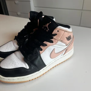 NIKE AIR JORDAN 1 RETRO MID CRIMSON TINT - Väll använda nike skor. Hör av er vid frågor eller funderingar🤗