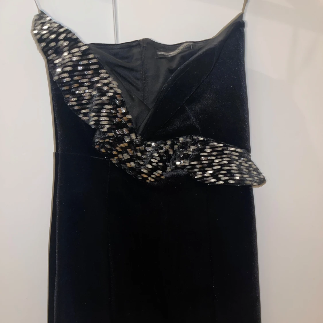 Svart klänning med paljettdetalj - 2