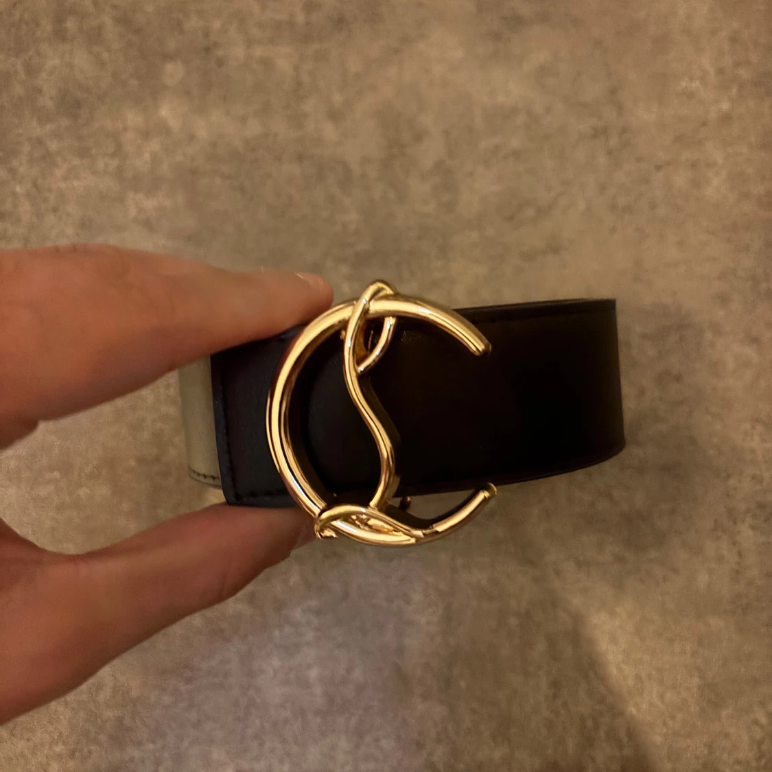 Svart bälte med guldfärgat spänne från Christian Louboutin - 2