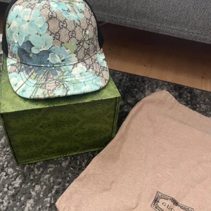 Gucci Keps Blommor - Gucci Keps med blommigt mönster, bra skick. Perfekt för sommaren.