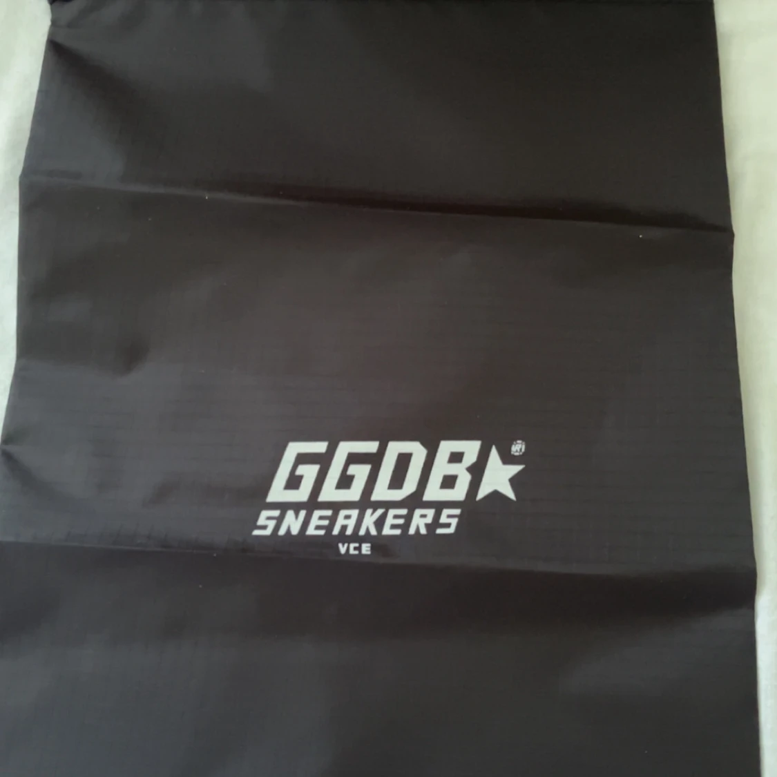 Vita sneakers från Golden Goose med grå detaljer - 4