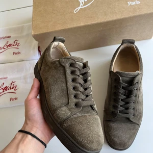 Christian Louboutin skor - Ett par riktigt feta Loubs i en speciell färg. Skorna är storlek 42 och i väldigt bra skick. Skorna är självklart äkta och allt og förutom kvitto ingår vid köp. Perfekta sommar skor! Hör gärna av er vid frågor!