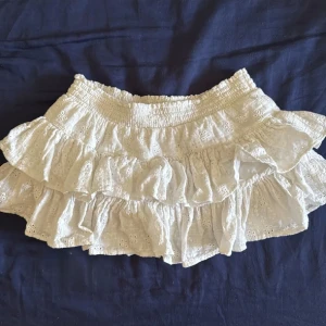 Volang kjol  - Jättesöt volang kjol från Urban Outfitters. Som ny! De är inbyggda shorts i 