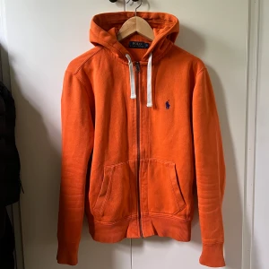Polo Ralph Lauren Zip Up Hoodie - Tjena! Säljer denna enormt feta Polo Ralph Lauren Zip Up Hoodie i storlek S. Den är i väldigt fint skick utom en liten defekt vid armbågen (se bild 5). Nypris ≈ 2000kr, Mitt pris = 400kr, skriv vid minsta fråga eller fundering🙌🏽
